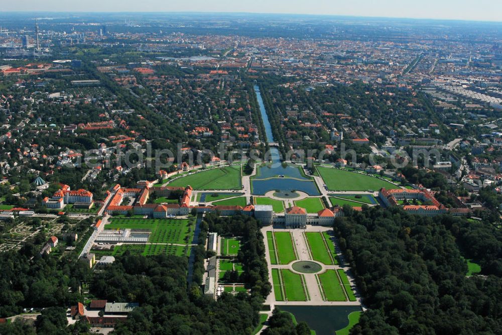 Aerial image München - Stadtansicht München mit Blick auf den Nymphenburger Schlosspark. Der Nymphenburger Schlosspark ist eines der größten und bedeutendsten Gartenkunstwerke Deutschlands. Er bildet mit dem Schloss Nymphenburg und den Parkburgen eine Einheit. Die kunstvolle Verknüpfung von formalem Garten und Landschaftspark gilt als Meisterwerk der Gartenkunst. Sie wird an ihrer östlichen, der Stadt zugewandten Seite vom Nymphenburger Schloss mit dem vorgelagerten Schlossrondell begrenzt. Von allen an deren Seiten ist der Park weitgehend von der historischen Gartenmauer umschlossen. Nach Norden schließt sich der Botanische Garten, links im Bild, an. Die ausgedehnte Barockanlage im Westen Münchens wurde als Sommerresidenz der Bayerischen Kurfürsten gebaut. Neben den weitläufigen Schlossbauten umfasst das eindrucksvolle Ensemble barocker Hofhaltung auch eine Reihe bedeutender Sammlungen. Das Schloss gehört mit seiner kunstvollen Inneneinrichtung und der vielbewunderten Schönheitsgalerie König Ludwig I. zu den beliebtesten Sehenswürdigkeiten Münchens. Das Schloss wurde 1664 vom Kurfürsten Ferdinand Maria als Geschenk an seine Frau Adelheid von Savoyen in Auftrag gegeben, als sie ihm Max Emanuel als lang ersehnten Thronerben geboren hatte. Max Emanuel selbst hatte später wesentlichen Anteil an der Erweiterung des Schlosses. Das Hauptschloss wird jährlich von mehr als 300.000 Gästen besucht. Kontakt: Bayerische Verwaltung der staatlichen Schlösser, Gärten und Seen Schloss Nymphenburg, Eingang 16, 80638 München, Postfach 20 20 63, 80020 München, Tel.: 089/17908-0, E-Mail: poststelle@bsv.bayern.de