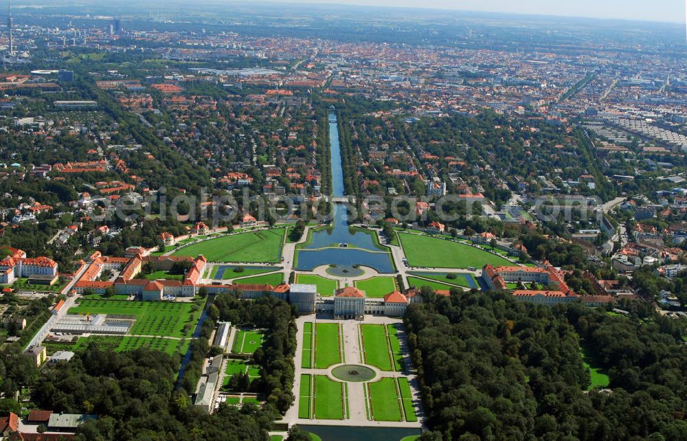 Aerial photograph München - Stadtansicht München mit Blick auf den Nymphenburger Schlosspark. Der Nymphenburger Schlosspark ist eines der größten und bedeutendsten Gartenkunstwerke Deutschlands. Er bildet mit dem Schloss Nymphenburg und den Parkburgen eine Einheit. Die kunstvolle Verknüpfung von formalem Garten und Landschaftspark gilt als Meisterwerk der Gartenkunst. Sie wird an ihrer östlichen, der Stadt zugewandten Seite vom Nymphenburger Schloss mit dem vorgelagerten Schlossrondell begrenzt. Von allen an deren Seiten ist der Park weitgehend von der historischen Gartenmauer umschlossen. Nach Norden schließt sich der Botanische Garten, links im Bild, an. Die ausgedehnte Barockanlage im Westen Münchens wurde als Sommerresidenz der Bayerischen Kurfürsten gebaut. Neben den weitläufigen Schlossbauten umfasst das eindrucksvolle Ensemble barocker Hofhaltung auch eine Reihe bedeutender Sammlungen. Das Schloss gehört mit seiner kunstvollen Inneneinrichtung und der vielbewunderten Schönheitsgalerie König Ludwig I. zu den beliebtesten Sehenswürdigkeiten Münchens. Das Schloss wurde 1664 vom Kurfürsten Ferdinand Maria als Geschenk an seine Frau Adelheid von Savoyen in Auftrag gegeben, als sie ihm Max Emanuel als lang ersehnten Thronerben geboren hatte. Max Emanuel selbst hatte später wesentlichen Anteil an der Erweiterung des Schlosses. Das Hauptschloss wird jährlich von mehr als 300.000 Gästen besucht. Kontakt: Bayerische Verwaltung der staatlichen Schlösser, Gärten und Seen Schloss Nymphenburg, Eingang 16, 80638 München, Postfach 20 20 63, 80020 München, Tel.: 089/17908-0, E-Mail: poststelle@bsv.bayern.de