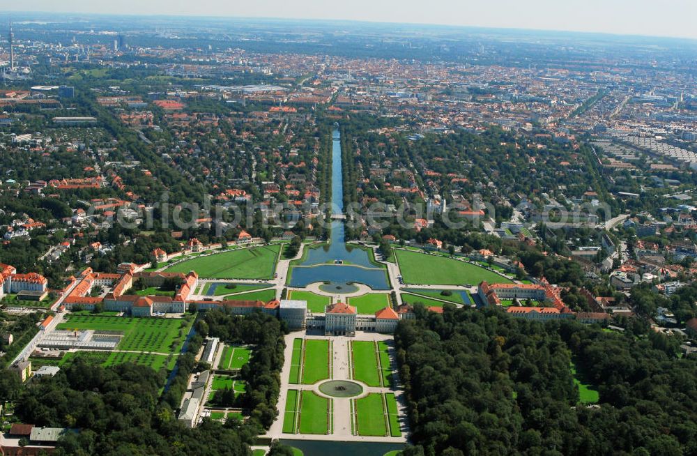 München from above - Stadtansicht München mit Blick auf den Nymphenburger Schlosspark. Der Nymphenburger Schlosspark ist eines der größten und bedeutendsten Gartenkunstwerke Deutschlands. Er bildet mit dem Schloss Nymphenburg und den Parkburgen eine Einheit. Die kunstvolle Verknüpfung von formalem Garten und Landschaftspark gilt als Meisterwerk der Gartenkunst. Sie wird an ihrer östlichen, der Stadt zugewandten Seite vom Nymphenburger Schloss mit dem vorgelagerten Schlossrondell begrenzt. Von allen an deren Seiten ist der Park weitgehend von der historischen Gartenmauer umschlossen. Nach Norden schließt sich der Botanische Garten, links im Bild, an. Die ausgedehnte Barockanlage im Westen Münchens wurde als Sommerresidenz der Bayerischen Kurfürsten gebaut. Neben den weitläufigen Schlossbauten umfasst das eindrucksvolle Ensemble barocker Hofhaltung auch eine Reihe bedeutender Sammlungen. Das Schloss gehört mit seiner kunstvollen Inneneinrichtung und der vielbewunderten Schönheitsgalerie König Ludwig I. zu den beliebtesten Sehenswürdigkeiten Münchens. Das Schloss wurde 1664 vom Kurfürsten Ferdinand Maria als Geschenk an seine Frau Adelheid von Savoyen in Auftrag gegeben, als sie ihm Max Emanuel als lang ersehnten Thronerben geboren hatte. Max Emanuel selbst hatte später wesentlichen Anteil an der Erweiterung des Schlosses. Das Hauptschloss wird jährlich von mehr als 300.000 Gästen besucht. Kontakt: Bayerische Verwaltung der staatlichen Schlösser, Gärten und Seen Schloss Nymphenburg, Eingang 16, 80638 München, Postfach 20 20 63, 80020 München, Tel.: 089/17908-0, E-Mail: poststelle@bsv.bayern.de