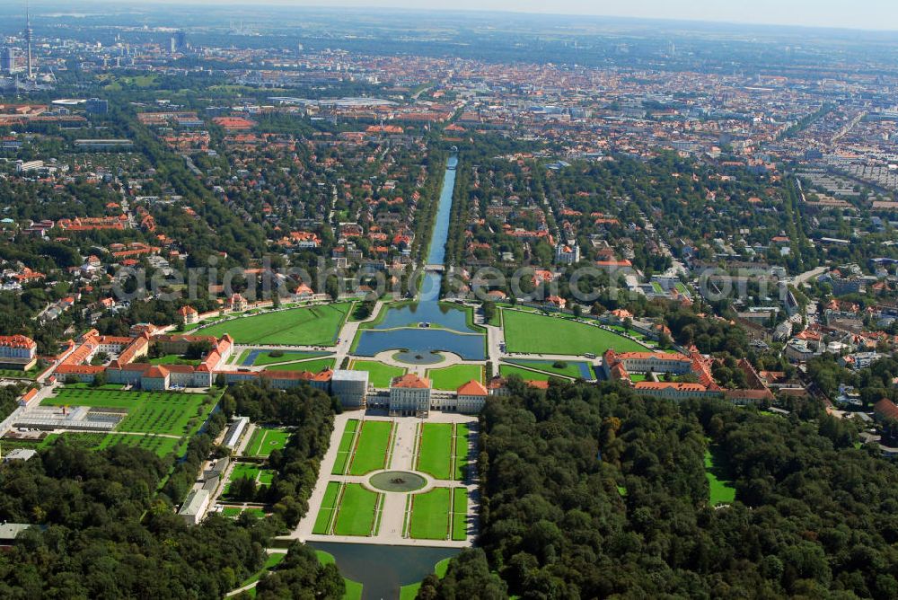 München from the bird's eye view: Stadtansicht München mit Blick auf den Nymphenburger Schlosspark. Der Nymphenburger Schlosspark ist eines der größten und bedeutendsten Gartenkunstwerke Deutschlands. Er bildet mit dem Schloss Nymphenburg und den Parkburgen eine Einheit. Die kunstvolle Verknüpfung von formalem Garten und Landschaftspark gilt als Meisterwerk der Gartenkunst. Sie wird an ihrer östlichen, der Stadt zugewandten Seite vom Nymphenburger Schloss mit dem vorgelagerten Schlossrondell begrenzt. Von allen an deren Seiten ist der Park weitgehend von der historischen Gartenmauer umschlossen. Nach Norden schließt sich der Botanische Garten, links im Bild, an. Die ausgedehnte Barockanlage im Westen Münchens wurde als Sommerresidenz der Bayerischen Kurfürsten gebaut. Neben den weitläufigen Schlossbauten umfasst das eindrucksvolle Ensemble barocker Hofhaltung auch eine Reihe bedeutender Sammlungen. Das Schloss gehört mit seiner kunstvollen Inneneinrichtung und der vielbewunderten Schönheitsgalerie König Ludwig I. zu den beliebtesten Sehenswürdigkeiten Münchens. Das Schloss wurde 1664 vom Kurfürsten Ferdinand Maria als Geschenk an seine Frau Adelheid von Savoyen in Auftrag gegeben, als sie ihm Max Emanuel als lang ersehnten Thronerben geboren hatte. Max Emanuel selbst hatte später wesentlichen Anteil an der Erweiterung des Schlosses. Das Hauptschloss wird jährlich von mehr als 300.000 Gästen besucht. Kontakt: Bayerische Verwaltung der staatlichen Schlösser, Gärten und Seen Schloss Nymphenburg, Eingang 16, 80638 München, Postfach 20 20 63, 80020 München, Tel.: 089/17908-0, E-Mail: poststelle@bsv.bayern.de