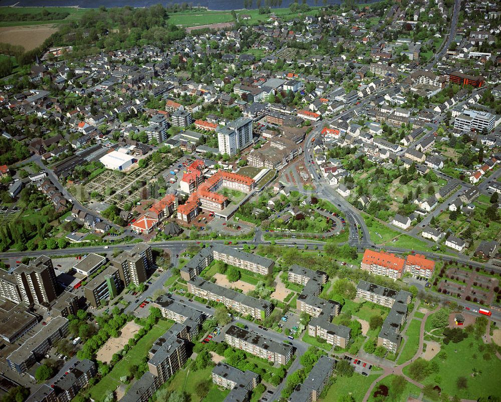 Aerial photograph Monheim am Rhein - Stadtansicht von Monheim. Blick vom Berliner Viertel über das St. Josef Krankenhaus auf den Rhein. Cityscape of Monheim am Rhein. View from the Berlin quater to the St. Josef hospital and finally from the hospital to the river Rhein.