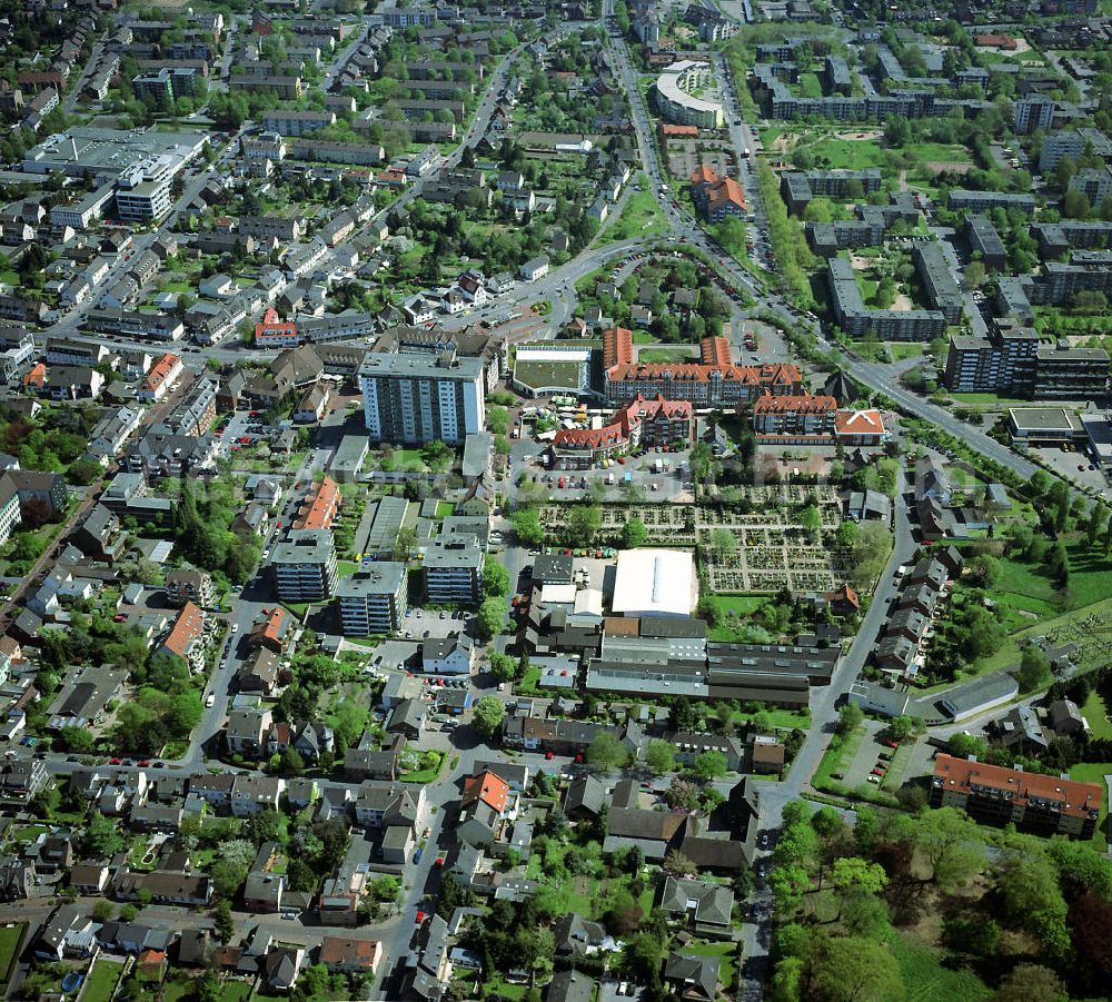 Aerial photograph Monheim am Rhein - Stadtansicht von Monheim am Rhein mit dem Katholischer Friedhof und dem Berliner Viertel. Cityscape of Monheim am Rhein with the catholic cemetery and the Berlin Quater.