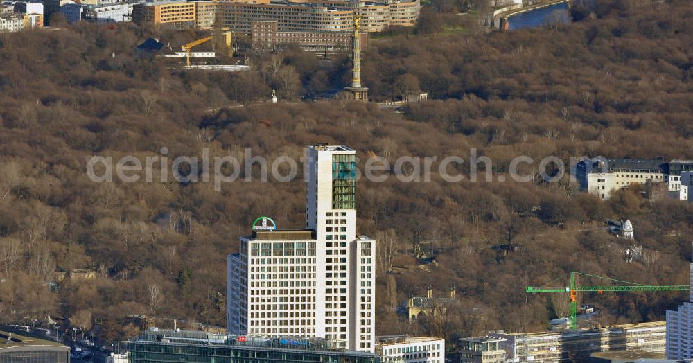 Berlin from the bird's eye view: Stadtansicht mit dem neu errichteten Hochhaus Zoofenster in der City West in Charlottenburg am Bahnhof ZOO. Das die Skyline West wie das Europacenter prägende Hochhausprojekt mit 118 Meter Höhe wird neben Einzelhandelsläden in den unteren Geschossen hauptsächlich ein Hotel der Marke Waldorf-Astoria beherbergen und soll Ende 2011 durch die ALPINE Bau fertiggestellt werden. City view with the newly constructed high-rise Zoofenster in the City West train station Charlottenburg ZOO.