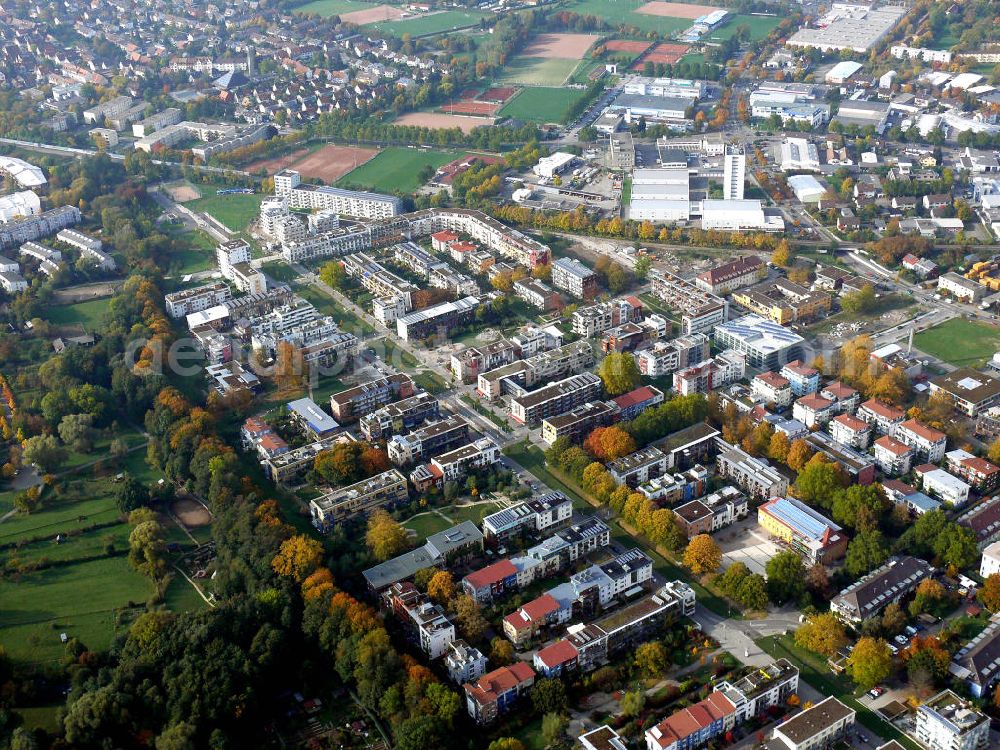 Aerial image Freiburg - Stadtansicht auf das Neubauwohngebiet Quartier Vauban , es ist ein neuer, teilweise autofreier Stadtteil mit zur Zeit etwa 4.800 Einwohnern im Süden Freiburgs. Es gehörte bis zum 31. Dezember 2007 im Wesentlichen zum Freiburger Stadtbezirk St.Georgen-Süd fällt auf durch seine Plusenergiehäuser der Solarsiedlung östlich der Merzhauser Straße. Seit dem 1. Januar 2008 wird das Viertel als eigener – und mit 41 Hektar flächenmäßig kleinster – Freiburger Stadtteil geführt. City View at the newly built residential area Quartier Vauban in Freiburg in Baden-Wuerttemberg.