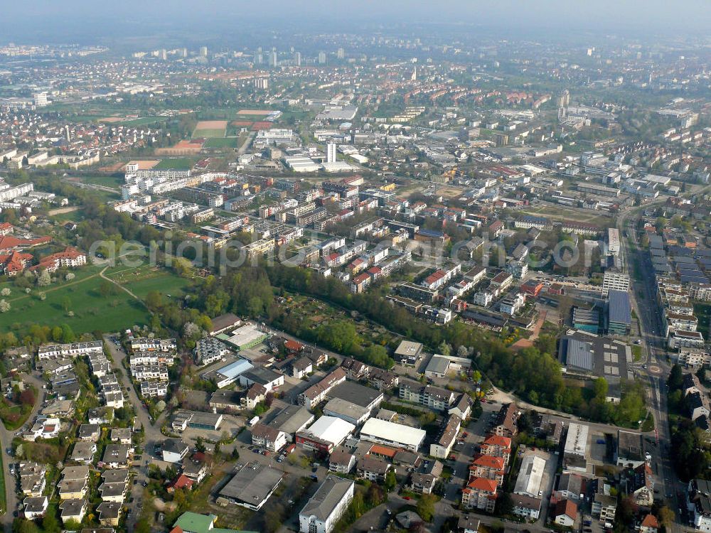 Freiburg from above - Stadtansicht auf das Neubauwohngebiet Quartier Vauban , es ist ein neuer, teilweise autofreier Stadtteil mit zur Zeit etwa 4.800 Einwohnern im Süden Freiburgs. Es gehörte bis zum 31. Dezember 2007 im Wesentlichen zum Freiburger Stadtbezirk St.Georgen-Süd fällt auf durch seine Plusenergiehäuser der Solarsiedlung östlich der Merzhauser Straße. Seit dem 1. Januar 2008 wird das Viertel als eigener – und mit 41 Hektar flächenmäßig kleinster – Freiburger Stadtteil geführt. City View at the newly built residential area Quartier Vauban in Freiburg in Baden-Wuerttemberg.