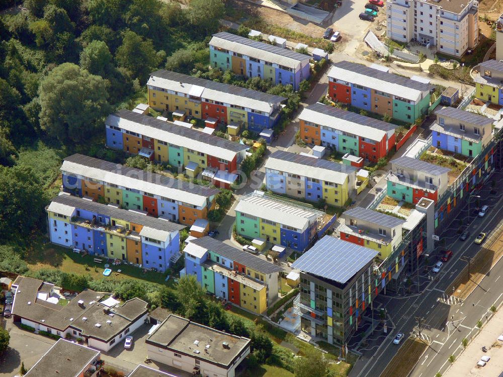 Freiburg from the bird's eye view: Stadtansicht auf das Neubauwohngebiet Quartier Vauban , es ist ein neuer, teilweise autofreier Stadtteil mit zur Zeit etwa 4.800 Einwohnern im Süden Freiburgs. Es gehörte bis zum 31. Dezember 2007 im Wesentlichen zum Freiburger Stadtbezirk St.Georgen-Süd fällt auf durch seine Plusenergiehäuser der Solarsiedlung östlich der Merzhauser Straße. Seit dem 1. Januar 2008 wird das Viertel als eigener – und mit 41 Hektar flächenmäßig kleinster – Freiburger Stadtteil geführt. City View at the newly built residential area Quartier Vauban in Freiburg in Baden-Wuerttemberg.