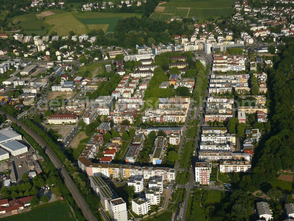 Aerial image Freiburg - Stadtansicht auf das Neubauwohngebiet Quartier Vauban , es ist ein neuer, teilweise autofreier Stadtteil mit zur Zeit etwa 4.800 Einwohnern im Süden Freiburgs. Es gehörte bis zum 31. Dezember 2007 im Wesentlichen zum Freiburger Stadtbezirk St.Georgen-Süd fällt auf durch seine Plusenergiehäuser der Solarsiedlung östlich der Merzhauser Straße. Seit dem 1. Januar 2008 wird das Viertel als eigener – und mit 41 Hektar flächenmäßig kleinster – Freiburger Stadtteil geführt. City View at the newly built residential area Quartier Vauban in Freiburg in Baden-Wuerttemberg.