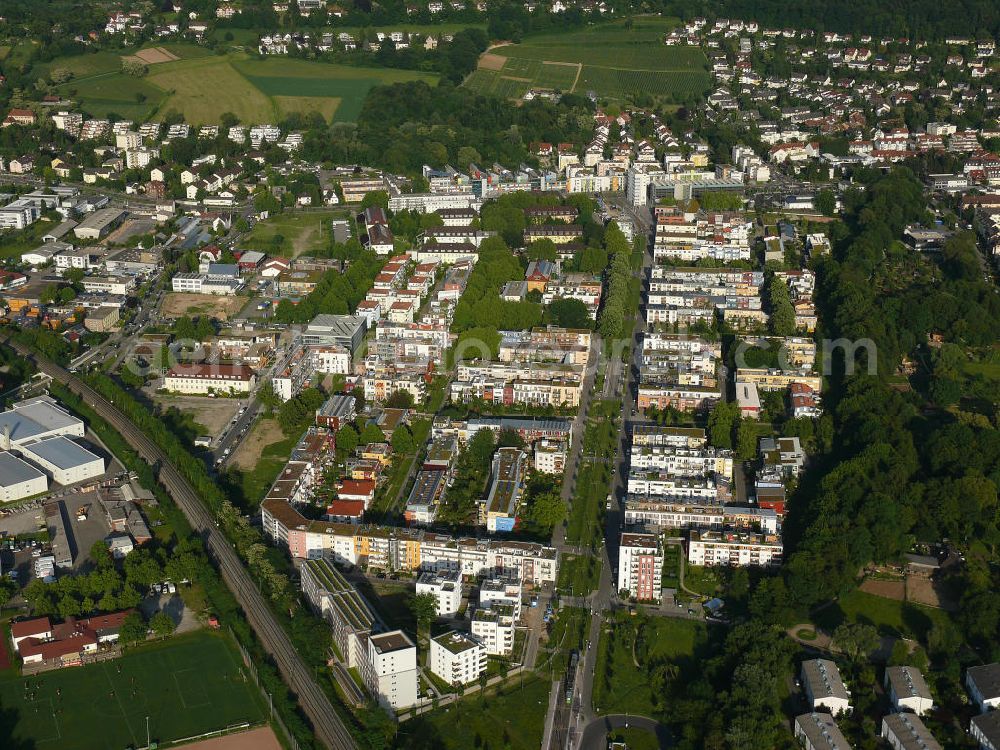 Aerial photograph Freiburg - Stadtansicht auf das Neubauwohngebiet Quartier Vauban , es ist ein neuer, teilweise autofreier Stadtteil mit zur Zeit etwa 4.800 Einwohnern im Süden Freiburgs. Es gehörte bis zum 31. Dezember 2007 im Wesentlichen zum Freiburger Stadtbezirk St.Georgen-Süd fällt auf durch seine Plusenergiehäuser der Solarsiedlung östlich der Merzhauser Straße. Seit dem 1. Januar 2008 wird das Viertel als eigener – und mit 41 Hektar flächenmäßig kleinster – Freiburger Stadtteil geführt. City View at the newly built residential area Quartier Vauban in Freiburg in Baden-Wuerttemberg.