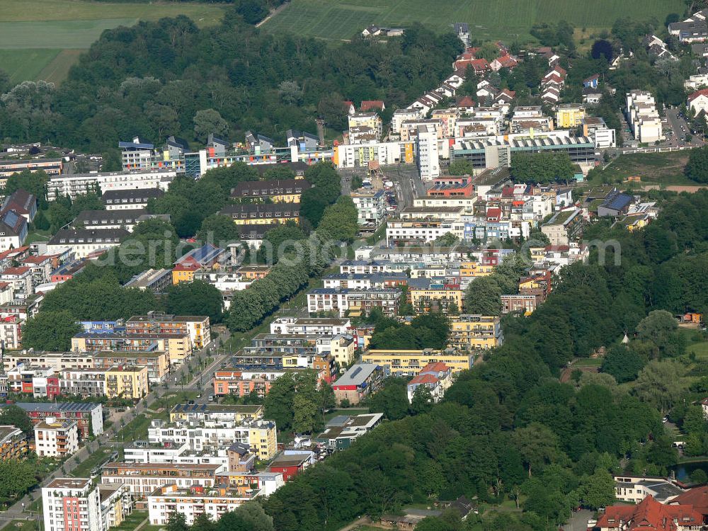 Freiburg from above - Stadtansicht auf das Neubauwohngebiet Quartier Vauban , es ist ein neuer, teilweise autofreier Stadtteil mit zur Zeit etwa 4.800 Einwohnern im Süden Freiburgs. Es gehörte bis zum 31. Dezember 2007 im Wesentlichen zum Freiburger Stadtbezirk St.Georgen-Süd fällt auf durch seine Plusenergiehäuser der Solarsiedlung östlich der Merzhauser Straße. Seit dem 1. Januar 2008 wird das Viertel als eigener – und mit 41 Hektar flächenmäßig kleinster – Freiburger Stadtteil geführt. City View at the newly built residential area Quartier Vauban in Freiburg in Baden-Wuerttemberg.