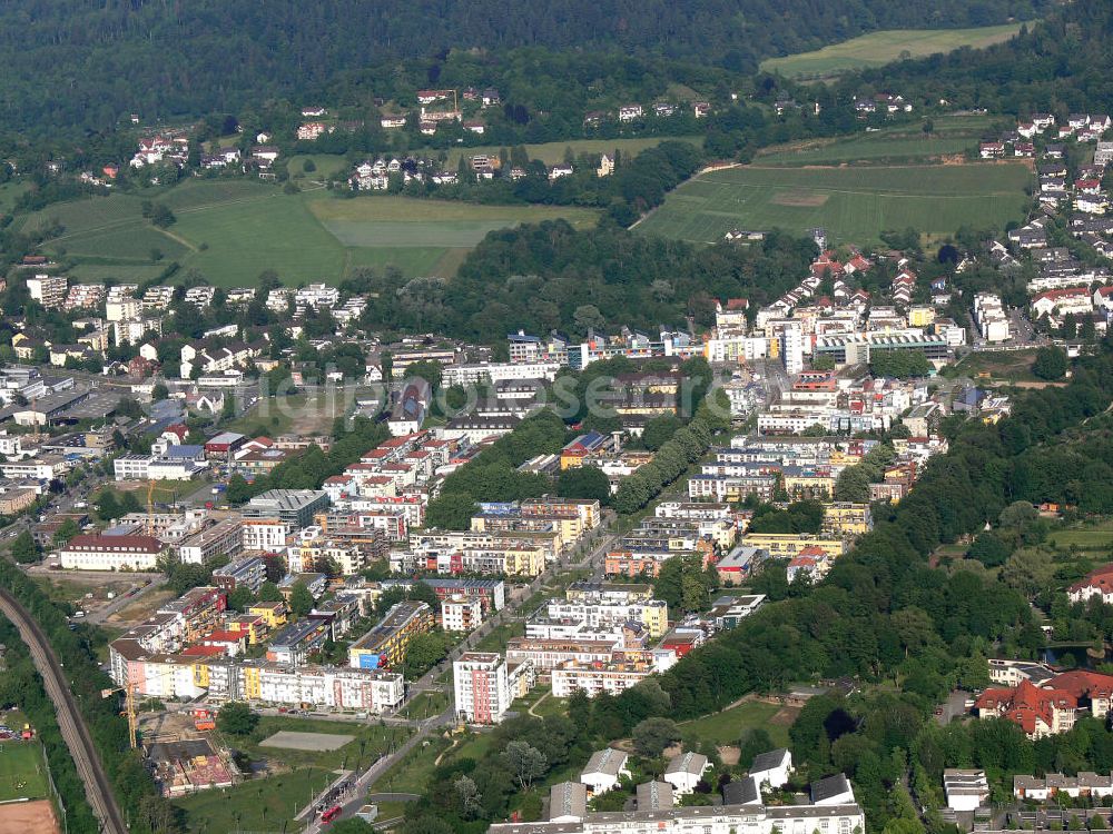 Freiburg from the bird's eye view: Stadtansicht auf das Neubauwohngebiet Quartier Vauban , es ist ein neuer, teilweise autofreier Stadtteil mit zur Zeit etwa 4.800 Einwohnern im Süden Freiburgs. Es gehörte bis zum 31. Dezember 2007 im Wesentlichen zum Freiburger Stadtbezirk St.Georgen-Süd fällt auf durch seine Plusenergiehäuser der Solarsiedlung östlich der Merzhauser Straße. Seit dem 1. Januar 2008 wird das Viertel als eigener – und mit 41 Hektar flächenmäßig kleinster – Freiburger Stadtteil geführt. City View at the newly built residential area Quartier Vauban in Freiburg in Baden-Wuerttemberg.