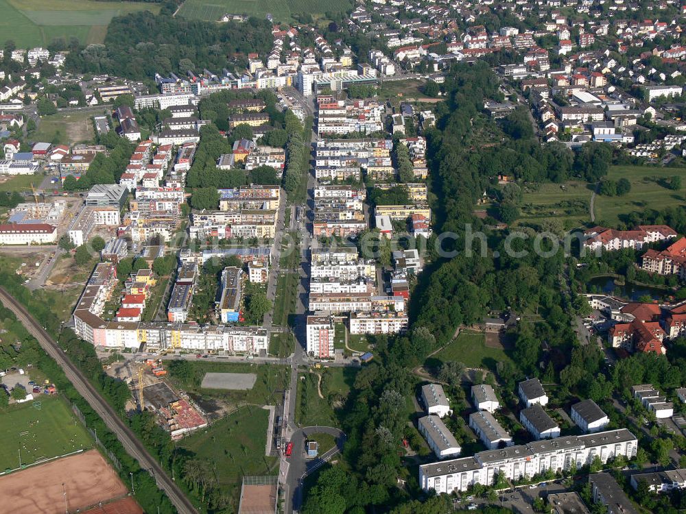 Aerial image Freiburg - Stadtansicht auf das Neubauwohngebiet Quartier Vauban , es ist ein neuer, teilweise autofreier Stadtteil mit zur Zeit etwa 4.800 Einwohnern im Süden Freiburgs. Es gehörte bis zum 31. Dezember 2007 im Wesentlichen zum Freiburger Stadtbezirk St.Georgen-Süd fällt auf durch seine Plusenergiehäuser der Solarsiedlung östlich der Merzhauser Straße. Seit dem 1. Januar 2008 wird das Viertel als eigener – und mit 41 Hektar flächenmäßig kleinster – Freiburger Stadtteil geführt. City View at the newly built residential area Quartier Vauban in Freiburg in Baden-Wuerttemberg.