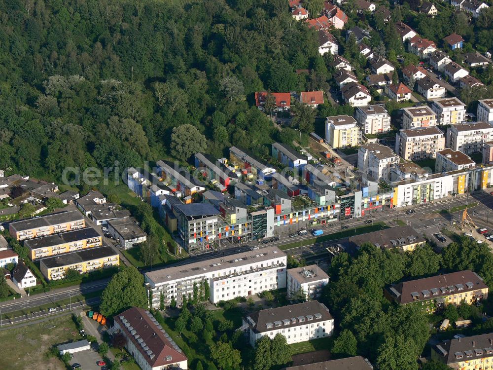 Aerial photograph Freiburg - Stadtansicht auf das Neubauwohngebiet Quartier Vauban , es ist ein neuer, teilweise autofreier Stadtteil mit zur Zeit etwa 4.800 Einwohnern im Süden Freiburgs. Es gehörte bis zum 31. Dezember 2007 im Wesentlichen zum Freiburger Stadtbezirk St.Georgen-Süd fällt auf durch seine Plusenergiehäuser der Solarsiedlung östlich der Merzhauser Straße. Seit dem 1. Januar 2008 wird das Viertel als eigener – und mit 41 Hektar flächenmäßig kleinster – Freiburger Stadtteil geführt. City View at the newly built residential area Quartier Vauban in Freiburg in Baden-Wuerttemberg.