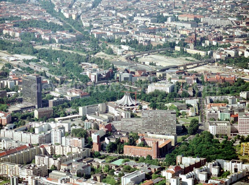 Berlin - Kreuzberg / Tiergarten from the bird's eye view: Stadtansicht mit dem Neuen Velodrom am Anhalter Bhf. / Potsdamer Platz.