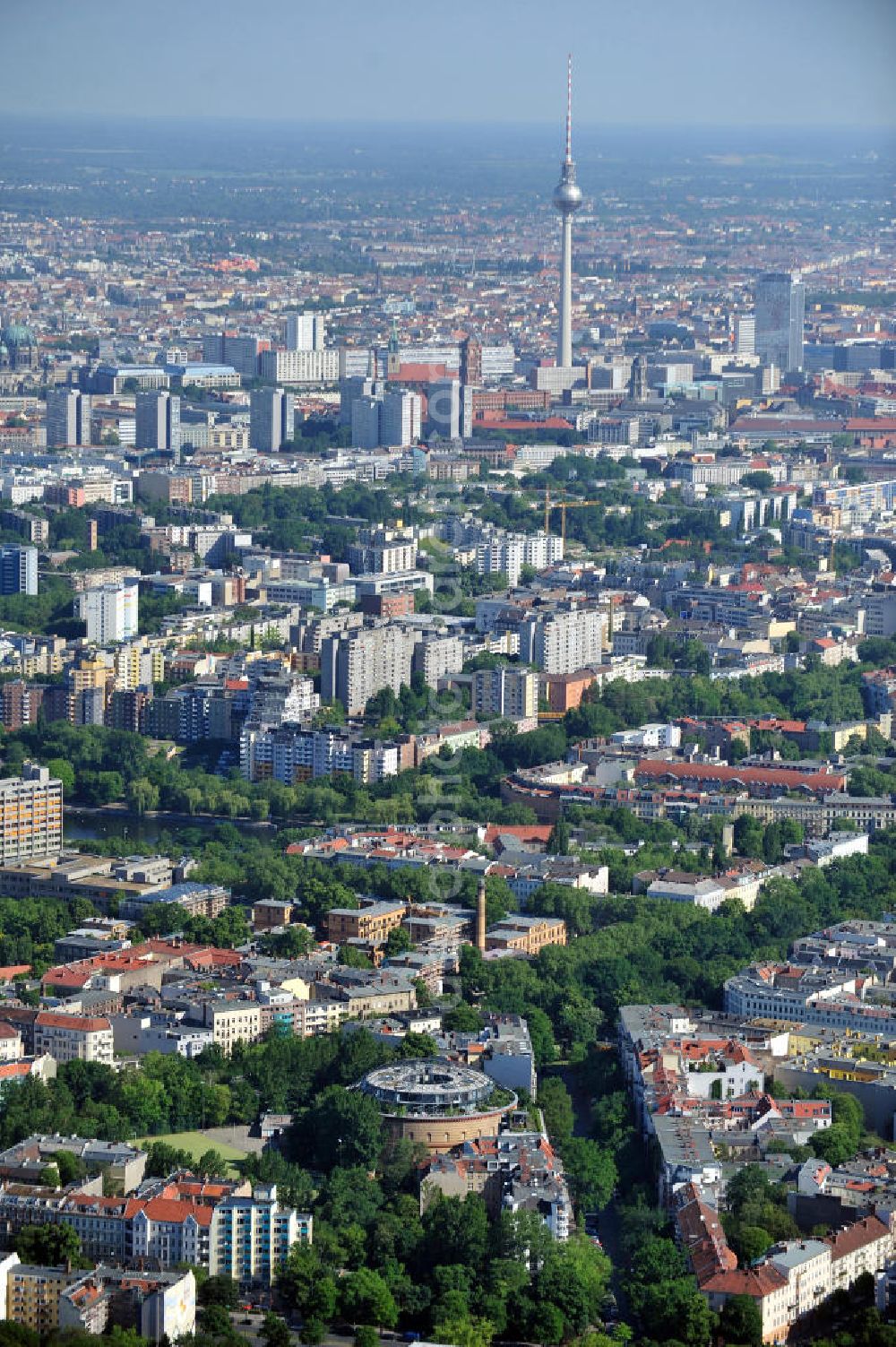 Aerial photograph Berlin Neukölln Kreuzberg - Stadtansicht von Neukölln über Kreuzberg nach Berlin-Mitte mit dem Fernsehturm. Townscape from Neukoelln over Kreuzberg to Mitte with the TV tower.