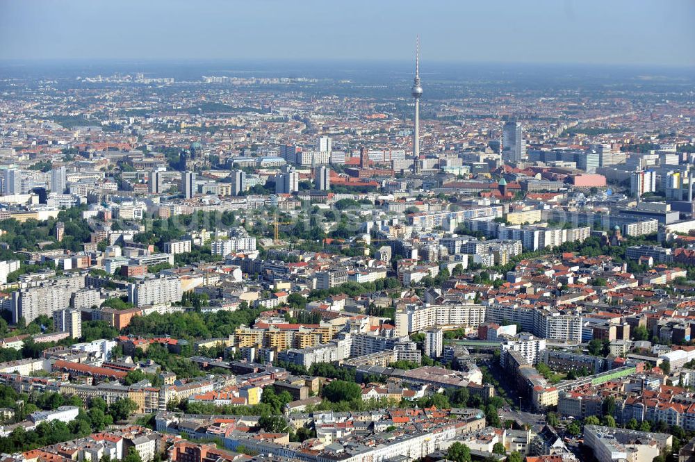 Berlin Neukölln Kreuzberg from above - Stadtansicht von Neukölln über Kreuzberg nach Berlin-Mitte mit dem Fernsehturm. Townscape from Neukoelln over Kreuzberg to Mitte with the TV tower.