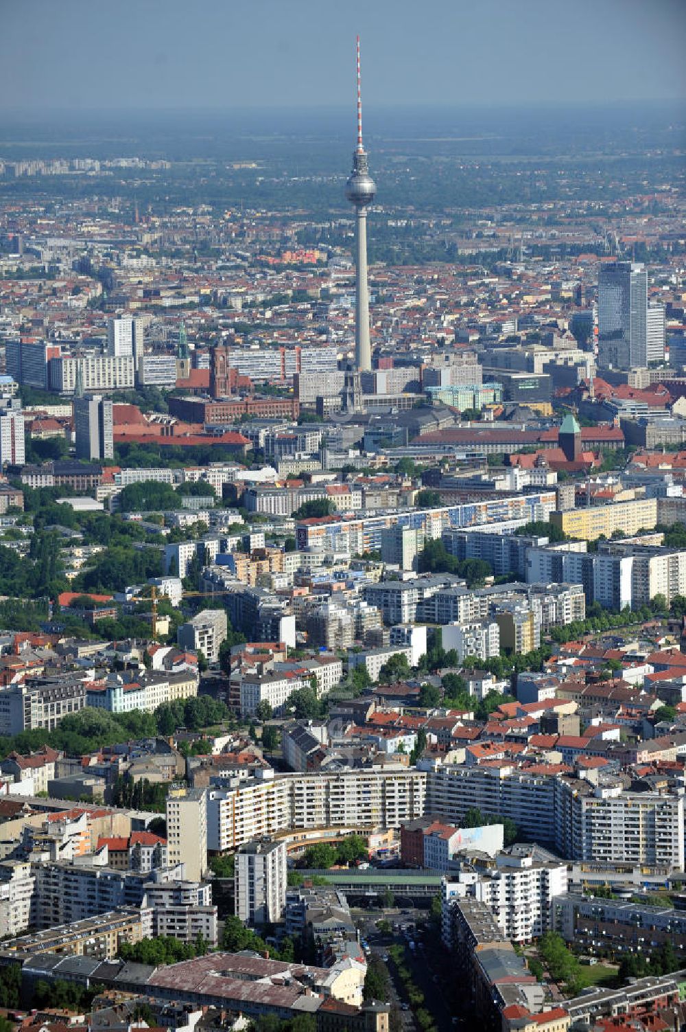 Berlin Neukölln Kreuzberg from the bird's eye view: Stadtansicht von Neukölln über Kreuzberg nach Berlin-Mitte mit dem Fernsehturm. Townscape from Neukoelln over Kreuzberg to Mitte with the TV tower.