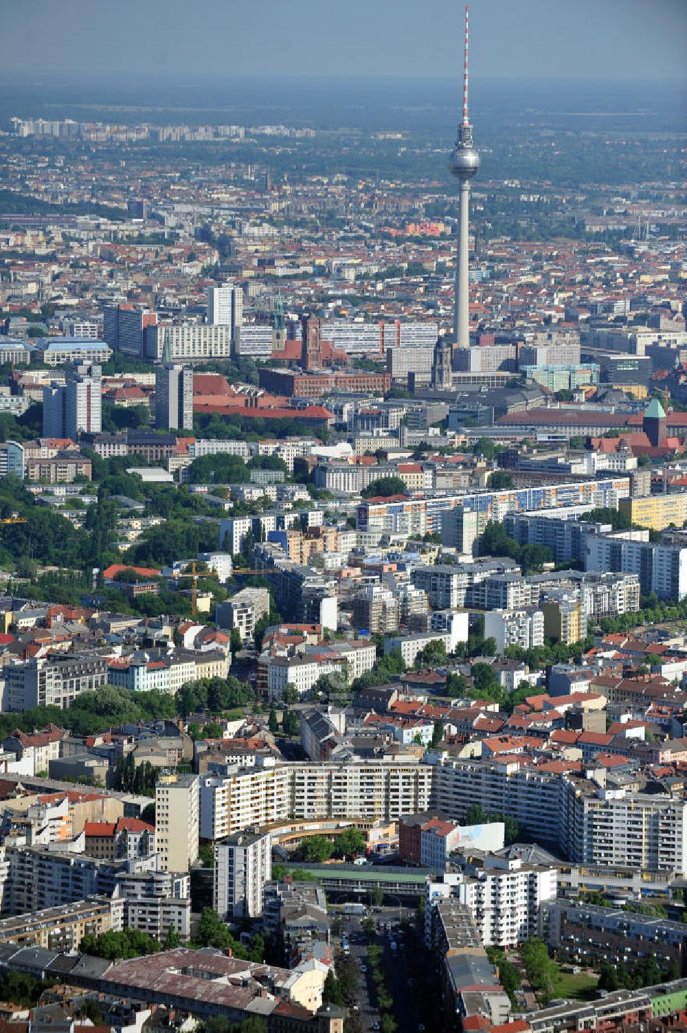 Aerial image Berlin Neukölln Kreuzberg - Stadtansicht von Neukölln über Kreuzberg nach Berlin-Mitte mit dem Fernsehturm. Townscape from Neukoelln over Kreuzberg to Mitte with the TV tower.