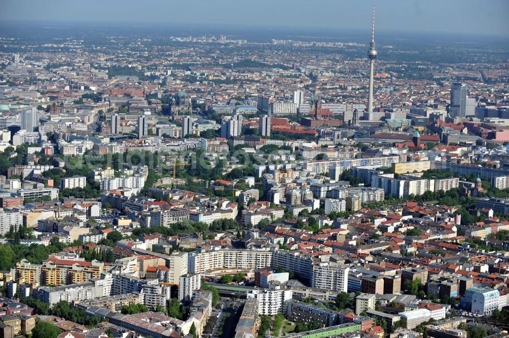 Aerial photograph Berlin Neukölln Kreuzberg - Stadtansicht von Neukölln über Kreuzberg nach Berlin-Mitte mit dem Fernsehturm. Townscape from Neukoelln over Kreuzberg to Mitte with the TV tower.