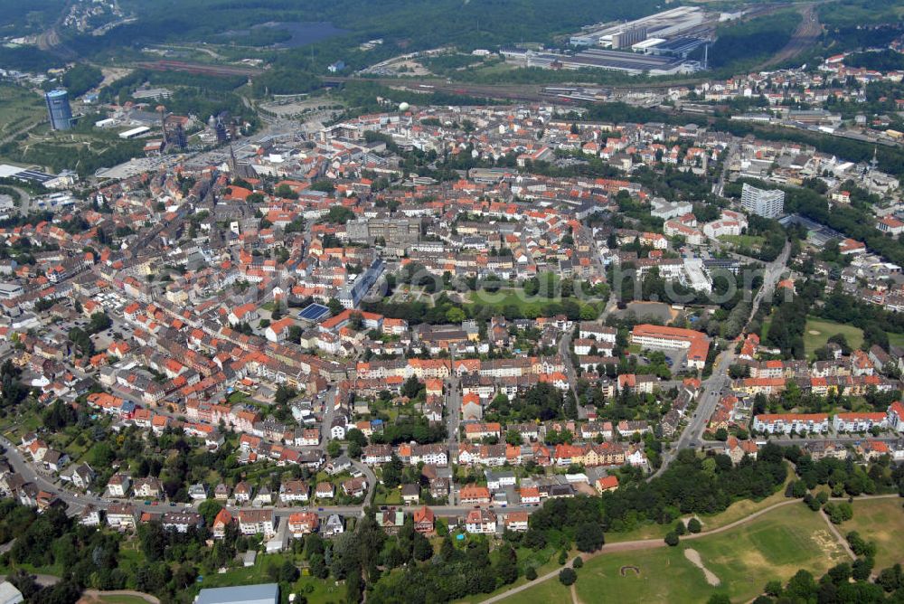 Aerial image Neunkirchen - Blick auf Neunkirchen. Neunkirchen ist eine saarländische Kreisstadt an der Blies und ist etwa 20 km nordöstlich der Landeshauptstadt Saarbrücken gelegen. Mit 49.000 Einwohnern ist Neunkirchen die zweitgrößte Stadt des Saarlandes. Die früheste Besiedlung im Neunkirchener Gebiet gab es um 700 v. Chr. Bereits sehr früh wurde auf dem Gebiet von Neunkirchen Kännelkohle/Gagat abgebaut, so in der Hallstattzeit (700–450 v. Chr.) und Römerzeit (3. Jh. n. Chr.)