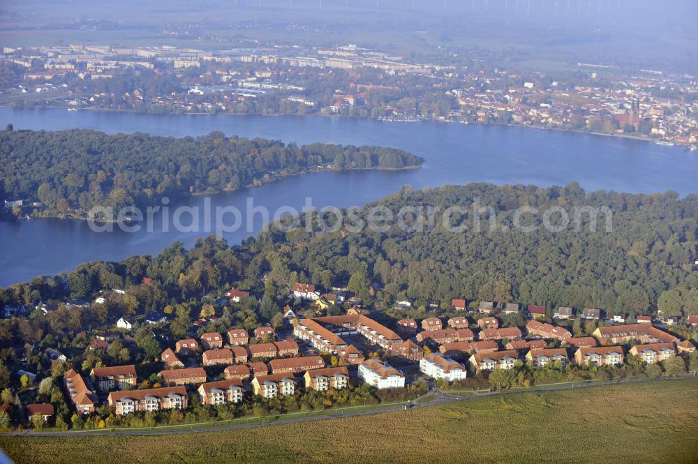 Aerial photograph Neuruppin - Blick über das Wohngebiet Lindenzentrum auf den Ruppiner See und die Stadt Neuruppin in Brandenburg. View over the housing area Lindenzentrum to the lake Ruppin and the city of Neuruppin in Brandenburg.