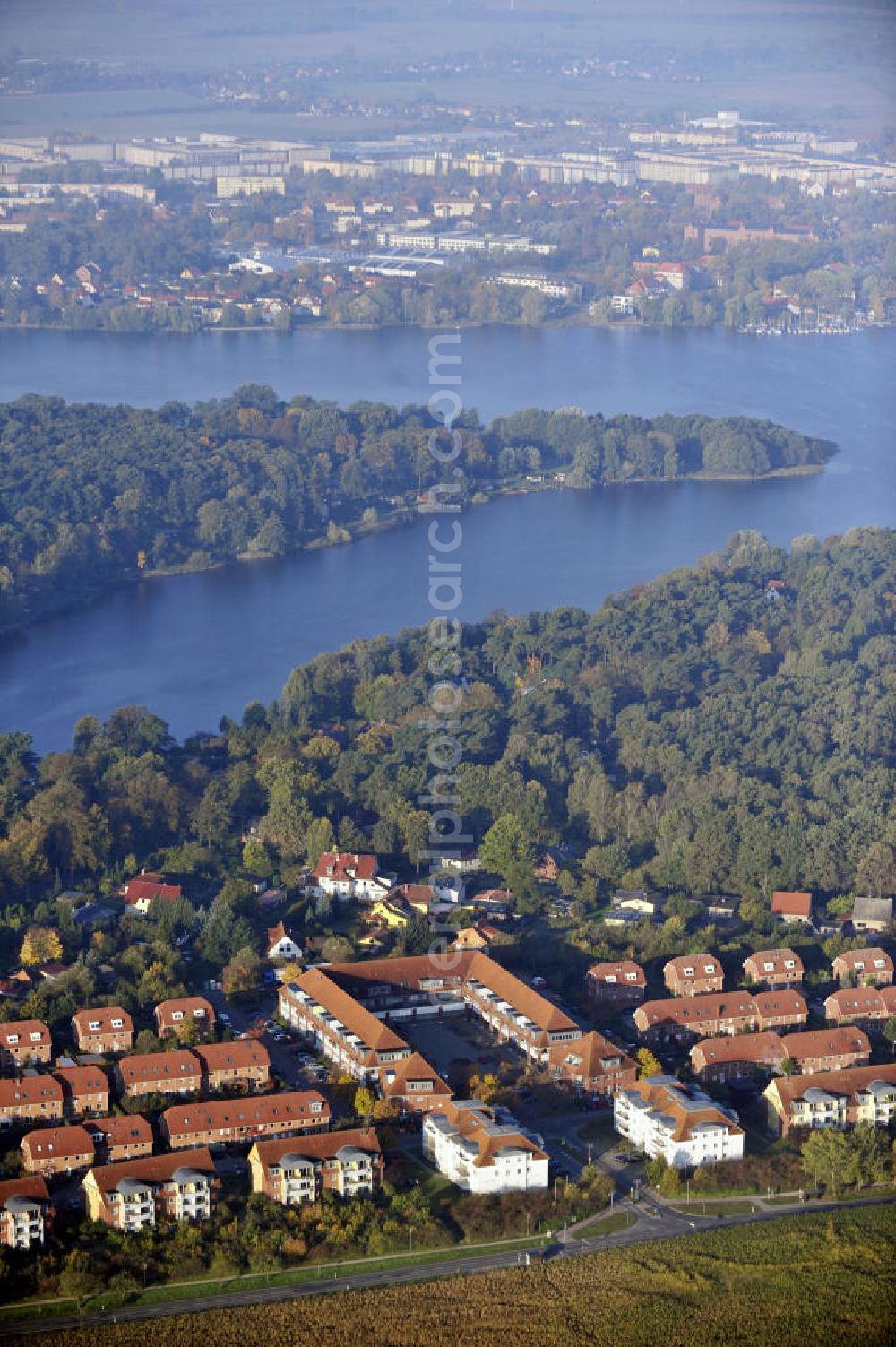 Aerial image Neuruppin - Blick über das Wohngebiet Lindenzentrum auf den Ruppiner See und die Stadt Neuruppin in Brandenburg. View over the housing area Lindenzentrum to the lake Ruppin and the city of Neuruppin in Brandenburg.