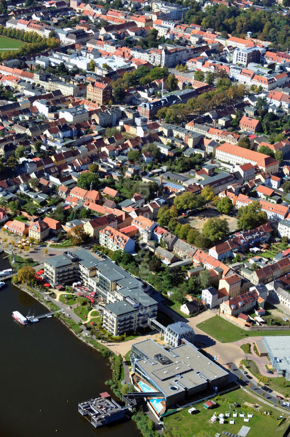 Neuruppin from the bird's eye view: Stadtansicht Neuruppin am Ruppiner See mit der Fontane Therme, dem Seehotel Fontane und der Klosterkirche St. Trinitatis. Neuruppin lies next to the Ruppiner Lake with the thermal bath Fontane, Seehotel Fontane and the abbey church St. Trinitatis.