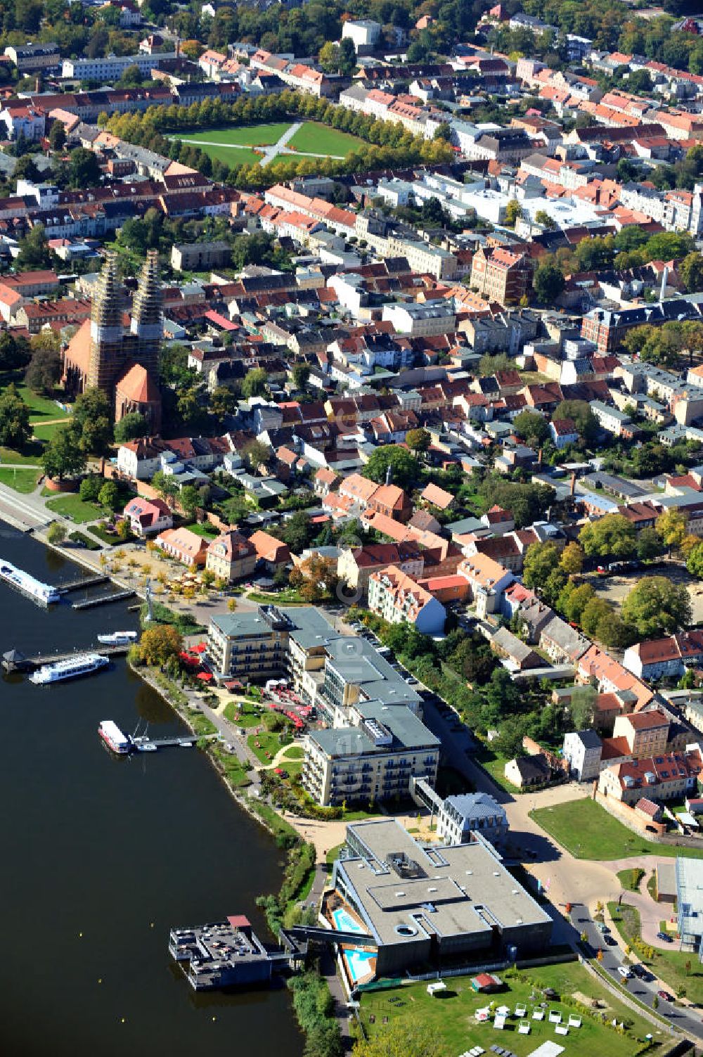 Aerial image Neuruppin - Stadtansicht Neuruppin am Ruppiner See mit der Fontane Therme, dem Seehotel Fontane und der Klosterkirche St. Trinitatis. Neuruppin lies next to the Ruppiner Lake with the thermal bath Fontane, Seehotel Fontane and the abbey church St. Trinitatis.