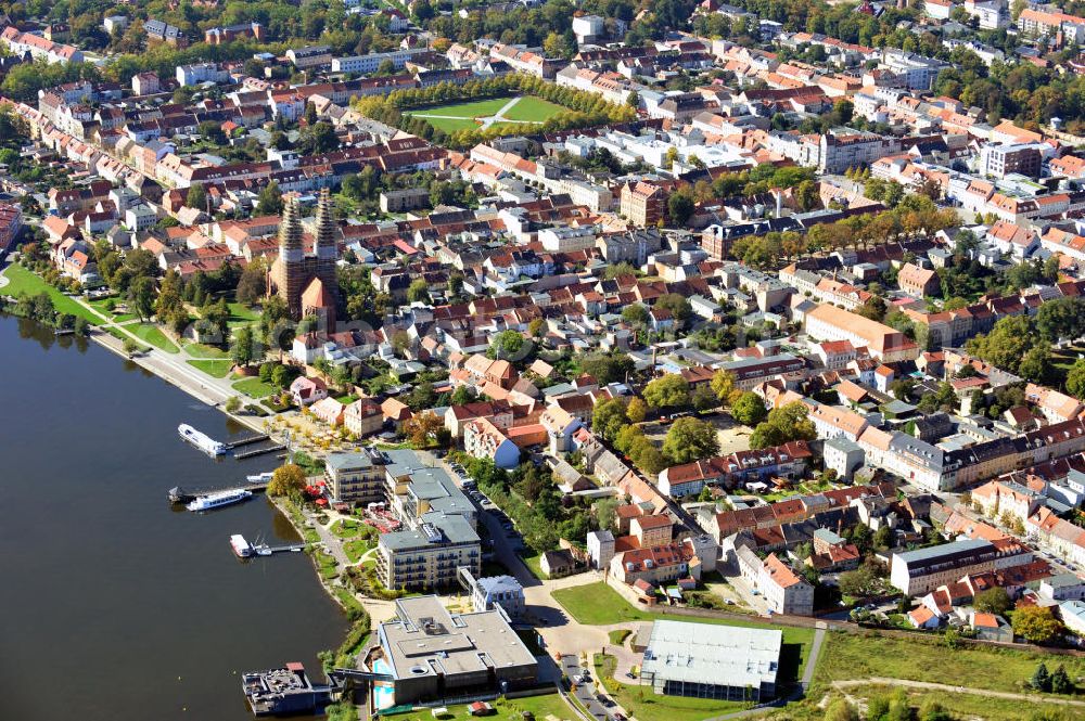 Aerial photograph Neuruppin - Stadtansicht Neuruppin am Ruppiner See mit der Fontane Therme, dem Seehotel Fontane und der Klosterkirche St. Trinitatis. Neuruppin lies next to the Ruppiner Lake with the thermal bath Fontane, Seehotel Fontane and the abbey church St. Trinitatis.