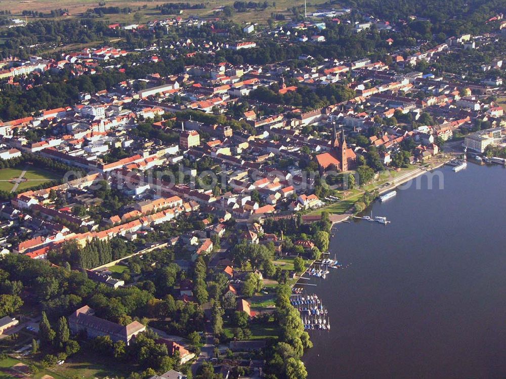 Aerial image Neuruppin (Brandenburg) - Blick auf das Stadtzentrum von Neuruppin am Ufer des Ruppiner Sees