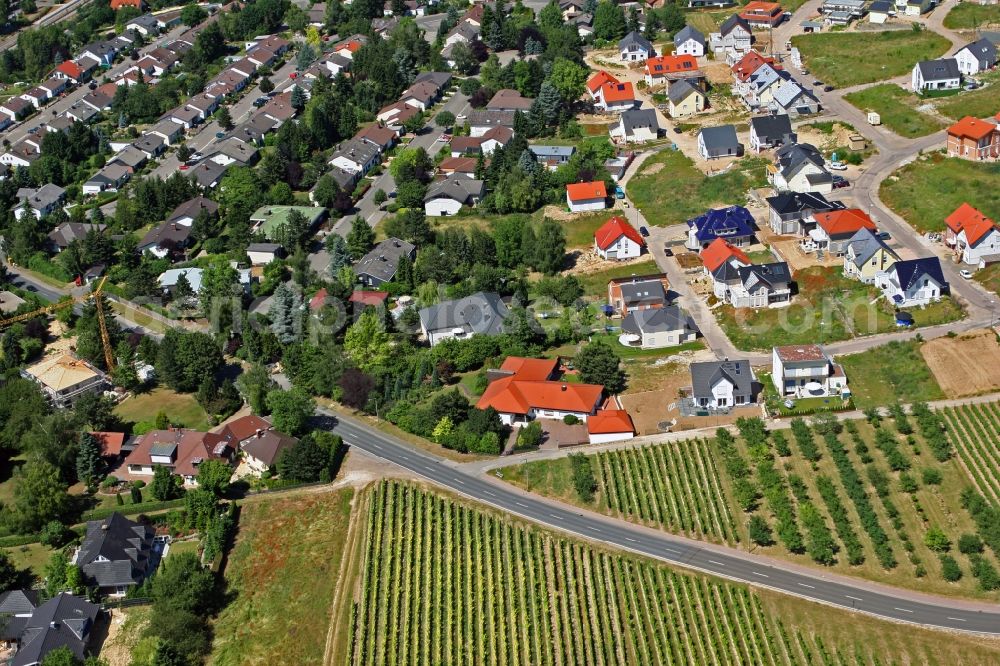 Aerial photograph Nieder-Olm - View of Nieder-Olm in the state Rhineland-Palatinate. The town is located in the county district of Mainz-Bingen, in the region of Mainzer Becken. The urban area consists of wooded residential areas and single family houses and is surrounded by fields