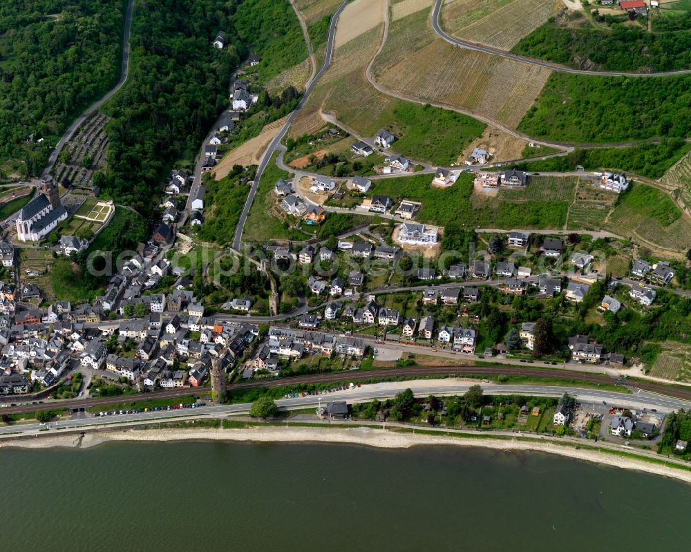 Aerial photograph Oberwesel - View of the town of Oberwesel in the state of Rhineland-Palatinate. The small town is located in the Rhine-Hunsrueck county district on the left riverbank of the Rhine. It is an official tourist resort sitting on the steep slopes of the riverfront