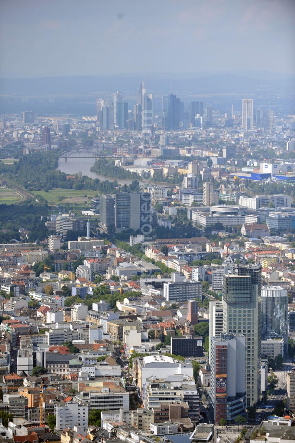 Aerial photograph Offenbach am Main - Stadtansicht von Offenbach im Bereich der Berliner Straße von Ost nach West. Im Vordergrund das Hochhaus City Tower. Der Entwurf für den CityTower stammt von dem Offenbacher Architekturbüro Novotny Mähner Assoziierte. Bauherrin ist die Commerz Grundbesitz Investmentgesellschaft mbH (CGI).