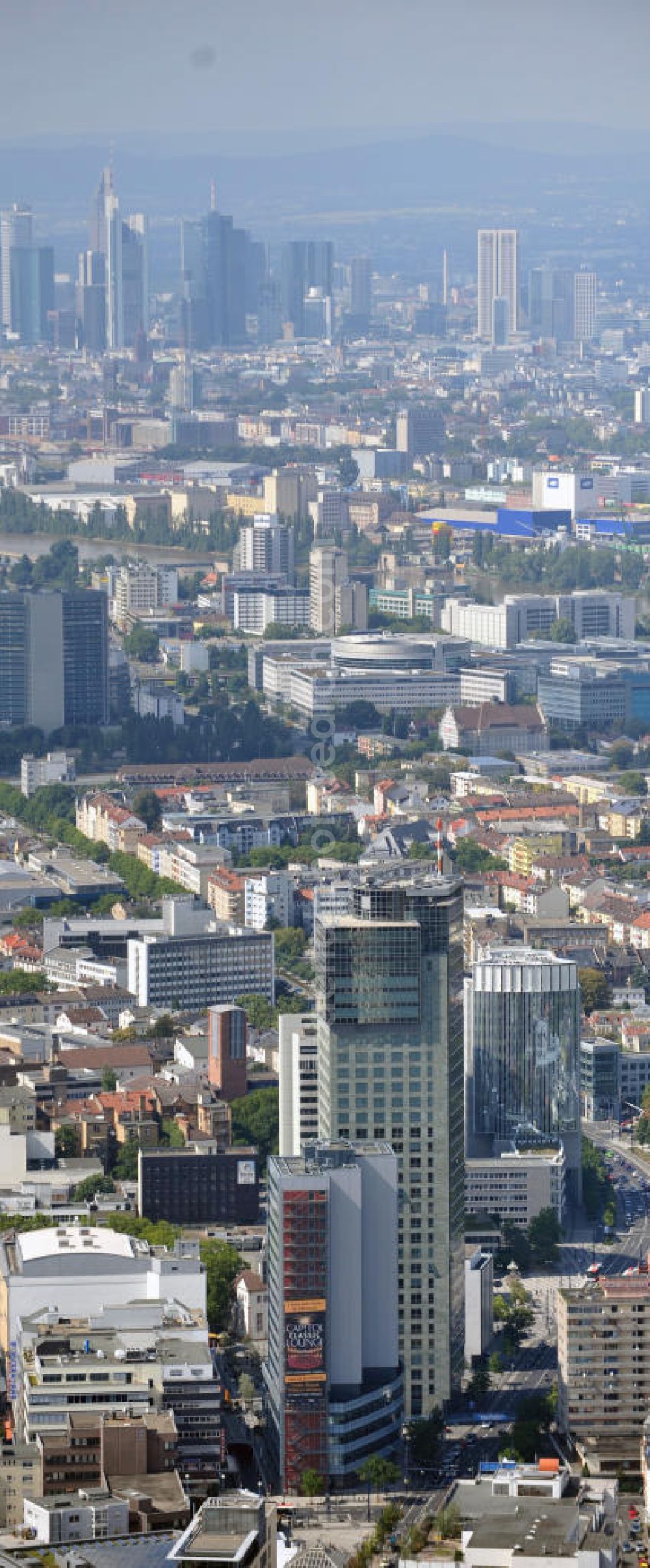 Offenbach am Main from above - Stadtansicht von Offenbach im Bereich der Berliner Straße von Ost nach West. Im Vordergrund das Hochhaus City Tower. Der Entwurf für den CityTower stammt von dem Offenbacher Architekturbüro Novotny Mähner Assoziierte. Bauherrin ist die Commerz Grundbesitz Investmentgesellschaft mbH (CGI).