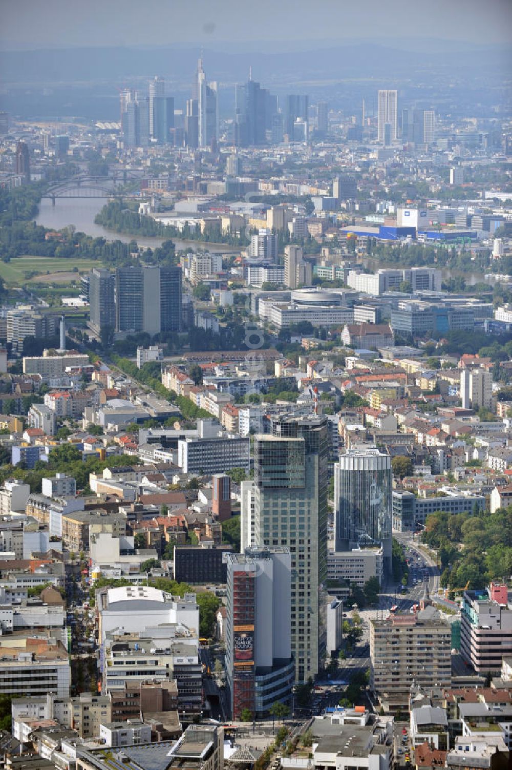 Offenbach am Main from the bird's eye view: Stadtansicht von Offenbach im Bereich der Berliner Straße von Ost nach West. Im Vordergrund das Hochhaus City Tower. Der Entwurf für den CityTower stammt von dem Offenbacher Architekturbüro Novotny Mähner Assoziierte. Bauherrin ist die Commerz Grundbesitz Investmentgesellschaft mbH (CGI).