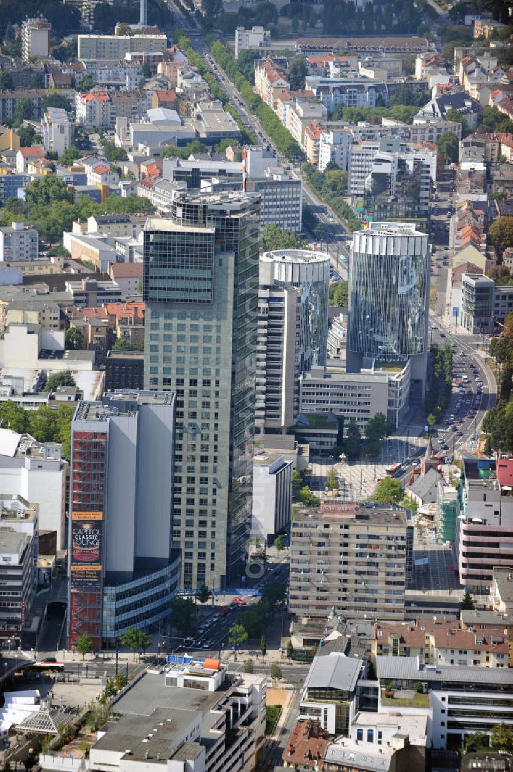 Aerial image Offenbach am Main - Stadtansicht von Offenbach im Bereich der Berliner Straße von Ost nach West. Im Vordergrund das Hochhaus City Tower. Der Entwurf für den CityTower stammt von dem Offenbacher Architekturbüro Novotny Mähner Assoziierte. Bauherrin ist die Commerz Grundbesitz Investmentgesellschaft mbH (CGI).