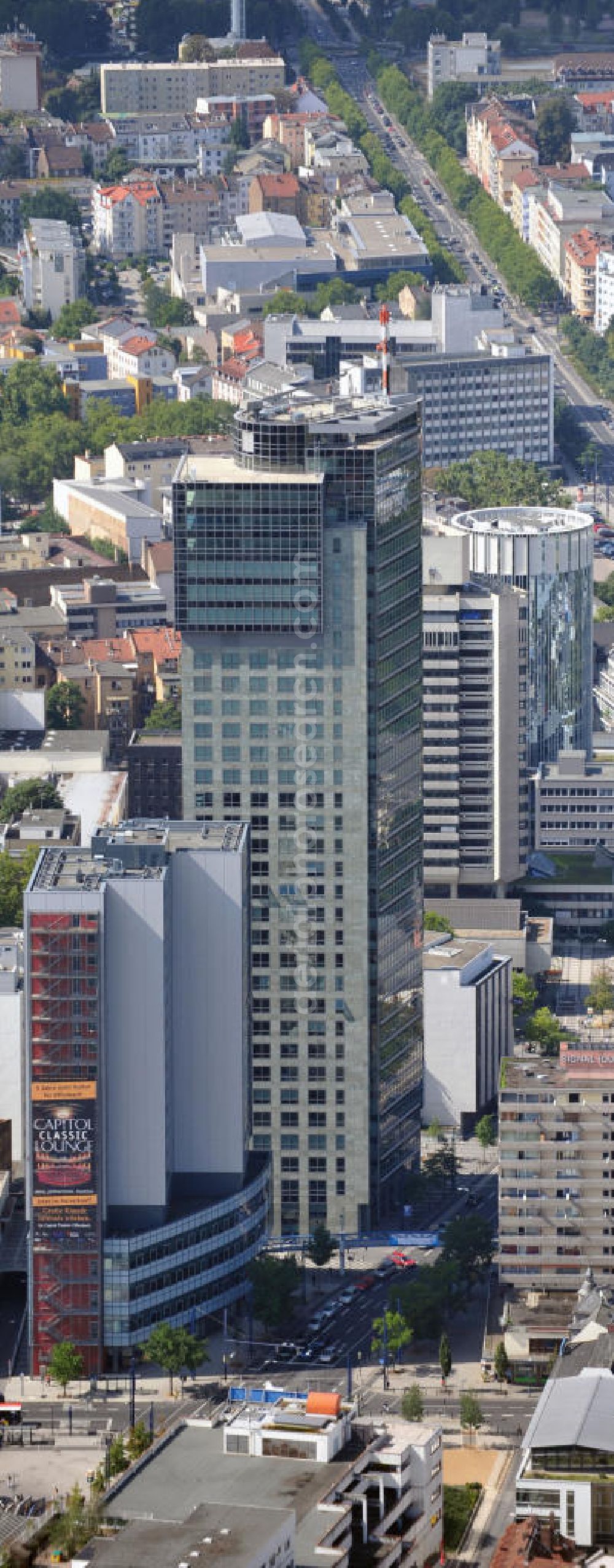 Aerial photograph Offenbach am Main - Stadtansicht von Offenbach im Bereich der Berliner Straße von Ost nach West. Im Vordergrund das Hochhaus City Tower. Der Entwurf für den CityTower stammt von dem Offenbacher Architekturbüro Novotny Mähner Assoziierte. Bauherrin ist die Commerz Grundbesitz Investmentgesellschaft mbH (CGI).