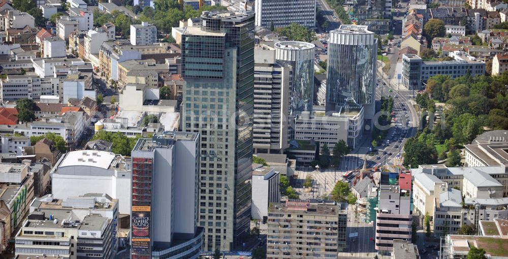 Offenbach am Main from above - Stadtansicht von Offenbach im Bereich der Berliner Straße von Ost nach West. Im Vordergrund das Hochhaus City Tower. Der Entwurf für den CityTower stammt von dem Offenbacher Architekturbüro Novotny Mähner Assoziierte. Bauherrin ist die Commerz Grundbesitz Investmentgesellschaft mbH (CGI).