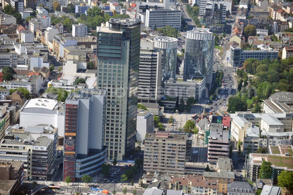 Offenbach am Main from the bird's eye view: Stadtansicht von Offenbach im Bereich der Berliner Straße von Ost nach West. Im Vordergrund das Hochhaus City Tower. Der Entwurf für den CityTower stammt von dem Offenbacher Architekturbüro Novotny Mähner Assoziierte. Bauherrin ist die Commerz Grundbesitz Investmentgesellschaft mbH (CGI).