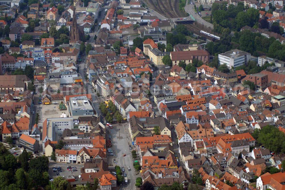 Offenburg from above - Blick auf die Stadt Offenburg. Offenburg ist eine Stadt im Westen Baden-Württembergs, etwa 20 km südöstlich von Straßburg. Sie ist die Kreisstadt und größte Stadt des Ortenaukreises und bildet nach dem Landesentwicklungsplan seit 1996 ein Oberzentrum innerhalb der Region Südlicher Oberrhein. Die erste urkundliche Erwähnung Offenburgs stammt aus dem Jahr 1148. Bereits 1240 wurde Offenburg Freie Reichsstadt, war aber später mehrmals verpfändet. 1689 wurde die Stadt im Pfälzischen Erbfolgekrieg fast vollständig zerstört. 1701 bis 1771 war Offenburg mit der Landvogtei an den Markgrafen von Baden zu Lehen gegeben.