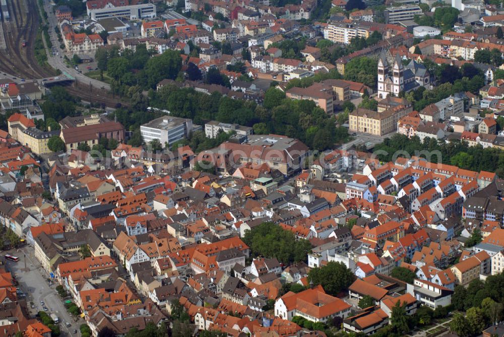 Aerial image Offenburg - Blick auf Offenburg. Offenburg ist eine Stadt im Westen Baden-Württembergs, etwa 20 km südöstlich von Straßburg. Sie ist die Kreisstadt und größte Stadt des Ortenaukreises und bildet nach dem Landesentwicklungsplan seit 1996 ein Oberzentrum innerhalb der Region Südlicher Oberrhein. Die erste urkundliche Erwähnung Offenburgs stammt aus dem Jahr 1148. Bereits 1240 wurde Offenburg Freie Reichsstadt, war aber später mehrmals verpfändet. 1689 wurde die Stadt im Pfälzischen Erbfolgekrieg fast vollständig zerstört. 1701 bis 1771 war Offenburg mit der Landvogtei an den Markgrafen von Baden zu Lehen gegeben. Die neuromantsiche Dreifaltigkeitskirche wurde 1906 bis 1908 erbaut.