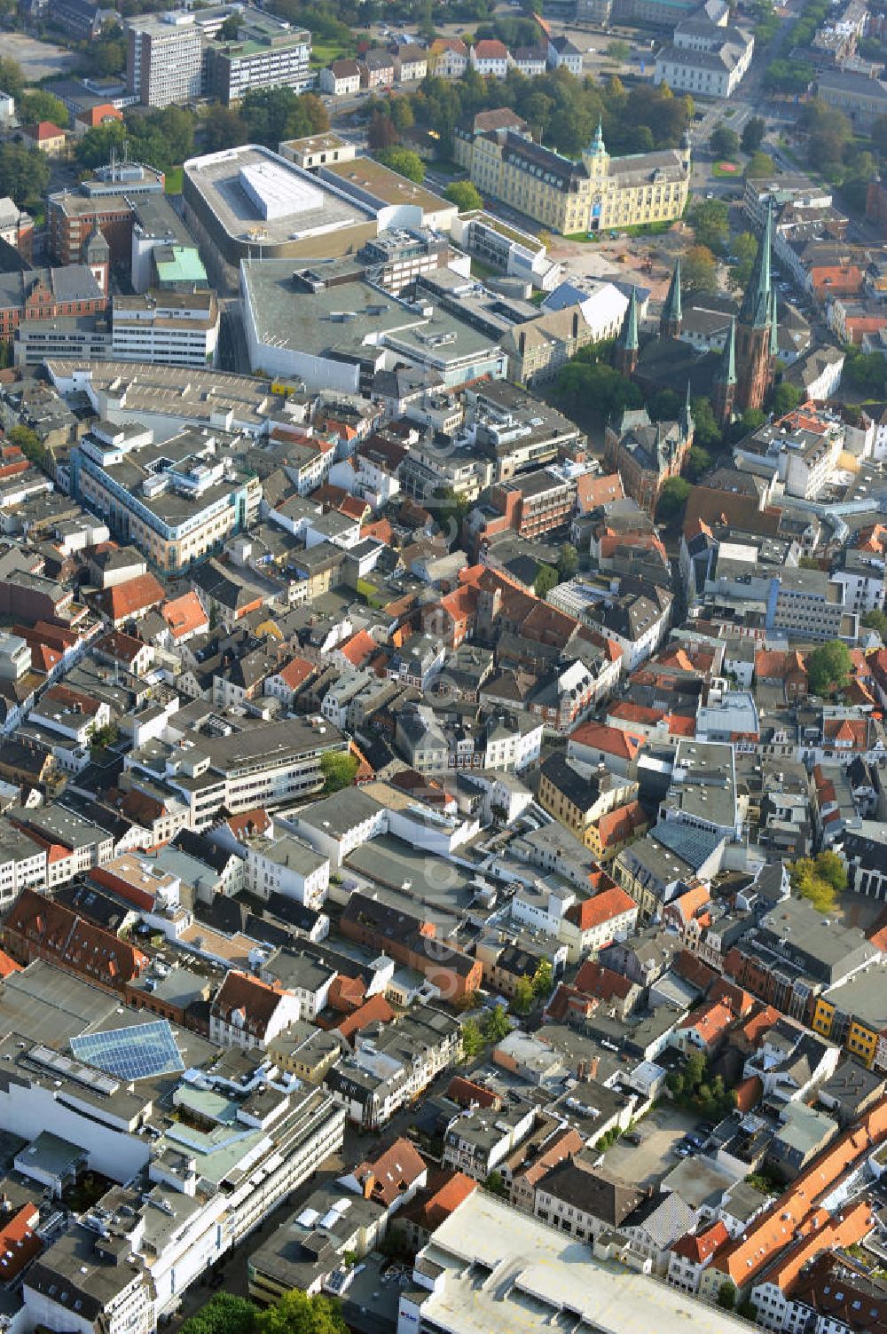 Oldenburg from the bird's eye view: Stadtansicht auf Oldenburg in Niedersachsen mit dem größten Gebäude der Stadt, der St. Lamberti-Kirche, und dem Einkaufszentrum Schlosshöfe. Townscape on Oldenburg with the St. Lamberti-Church, the highest building in town, and the shopping center Schlosshöfe.