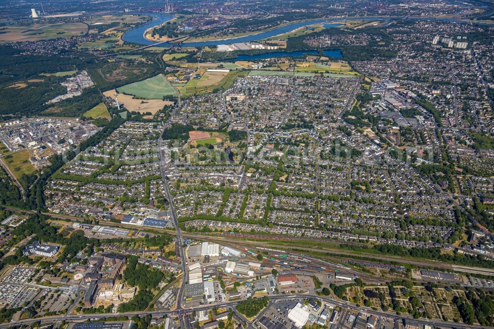 Moers from the bird's eye view: District of the districts of Hochstrass and Meerbeck overlooking the freight yard Moers in the city in Moers in the state North Rhine-Westphalia, Germany