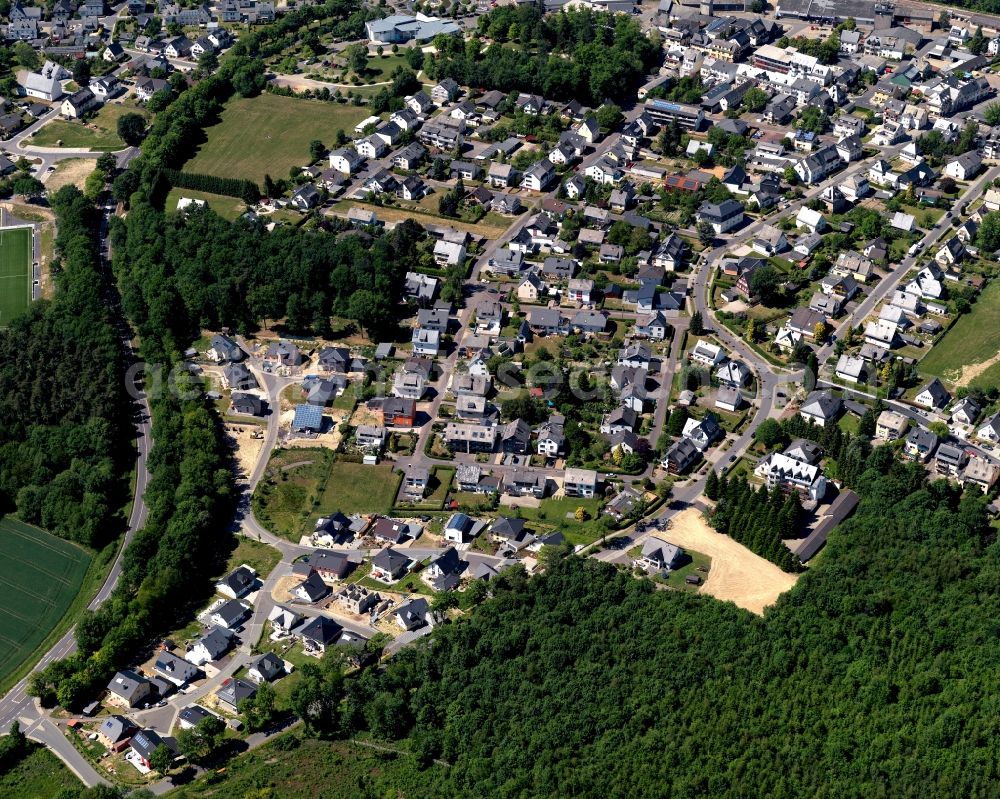 Aerial photograph Emmelshausen - View of the East of the town of Emmelshausen in the state of Rhineland-Palatinate. The town is an official spa resort in the county district of Rhine-Hunsrueck, surrounded by fields, meadows and forest. The East of the town centre includes residential areas