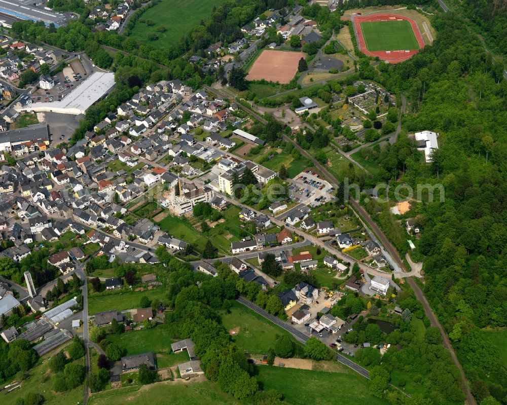 Aerial image Selters(Westerwald) - View of the East of the town of Selters (Westerwald) in the state of Rhineland-Palatinate. The town is located in the county district of Westerwaldkreis and on the river Saynbach. The East consists of residential streets and houses - which are located adjacent to a forest. It includes a football pitch and sports facilities