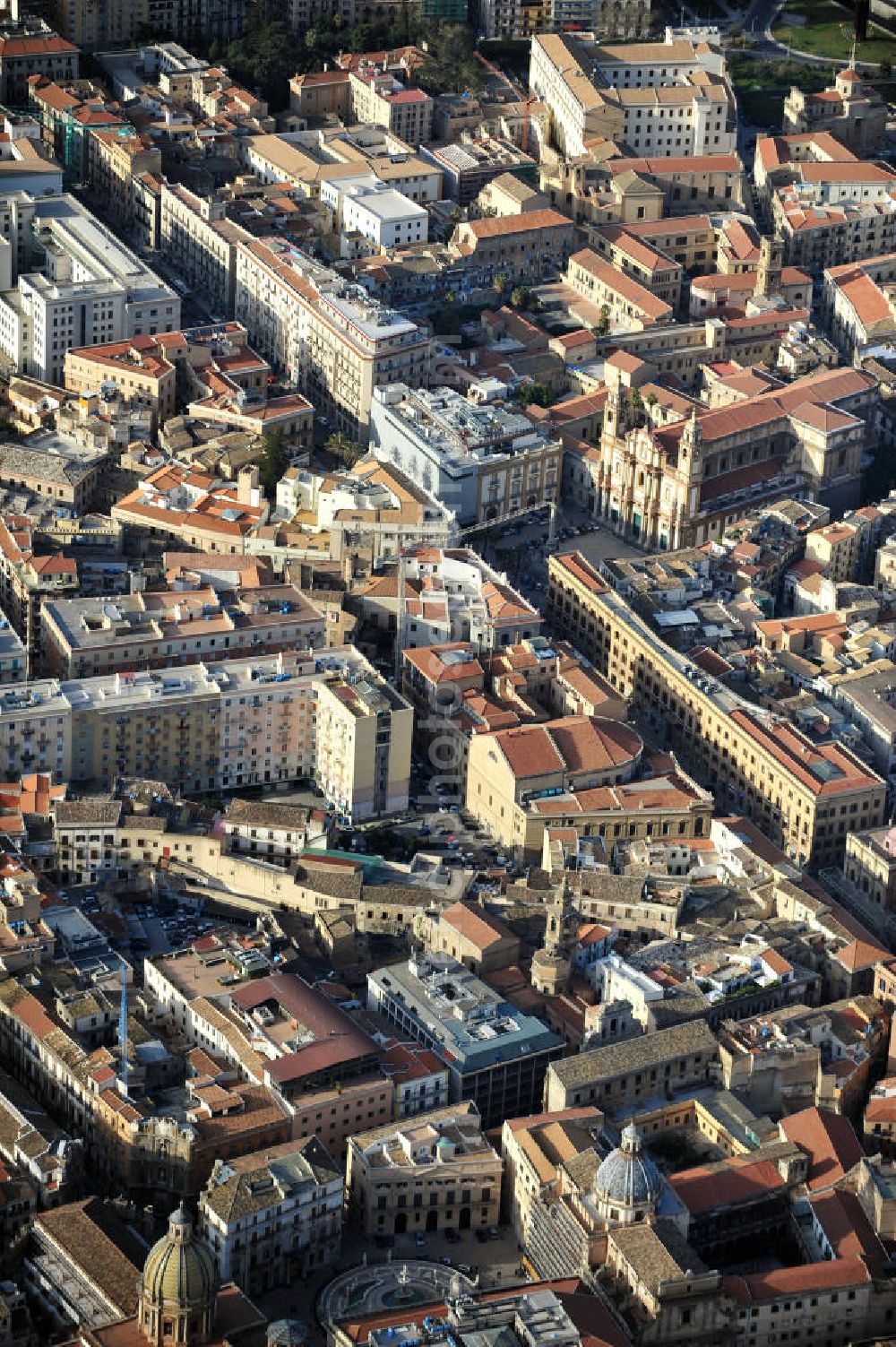 Palermo Sizilien from the bird's eye view: View from sights around the fontain at the Pretoria Square into the direction of the San Domenico Church in Palermo at Sicily in Italy