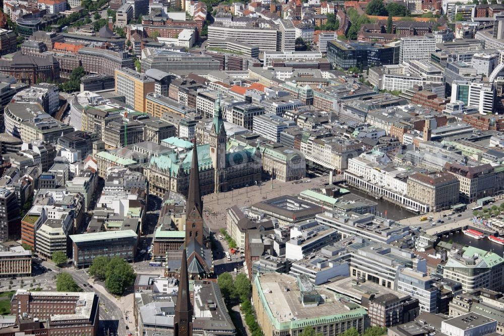 Hamburg from the bird's eye view: Cityscape of downtown Hamburg with City Hall in the center