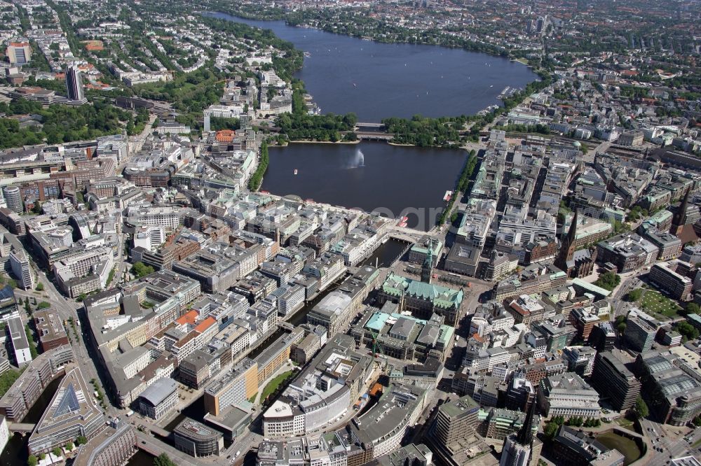 Aerial photograph Hamburg - Cityscape of downtown Hamburg with City Hall in the center. Im oberen Bildbereich sind Binnenalster und Außenalster zu erkennen