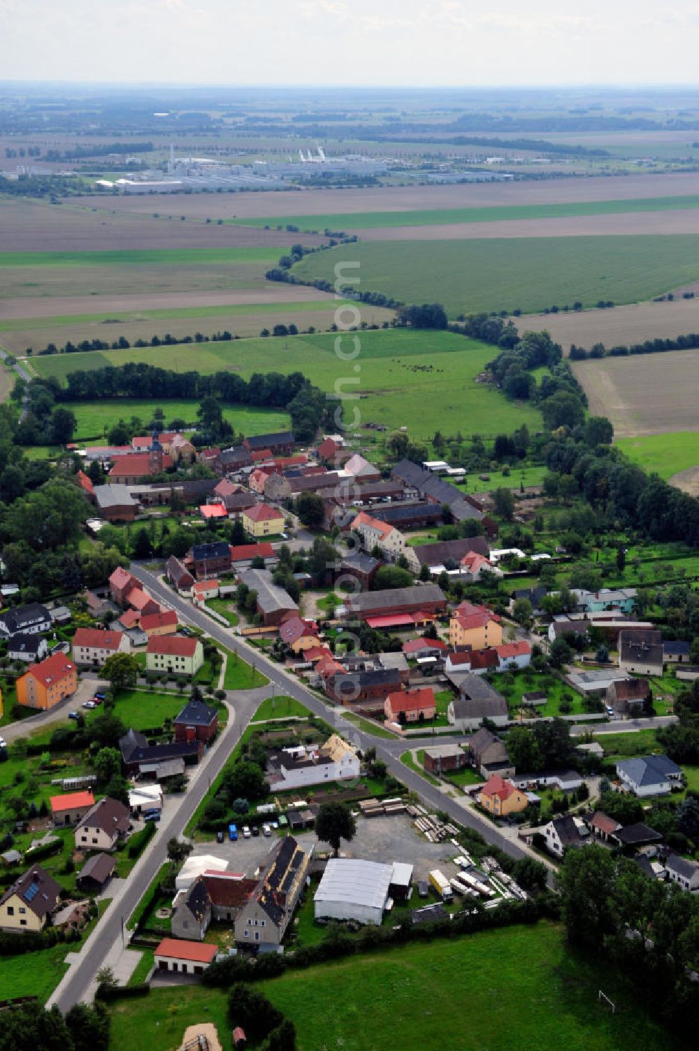 17.08.2011 from above - Stadtansicht von Rödgen in Sachsen. Rödgen gehört zur Gemeinde Zschleppin. Zu sehen ist unter an derem die barocke Kirche. Townscape of Roedgen. It is a district of Zschleppin. You can see the baroque church among other things.