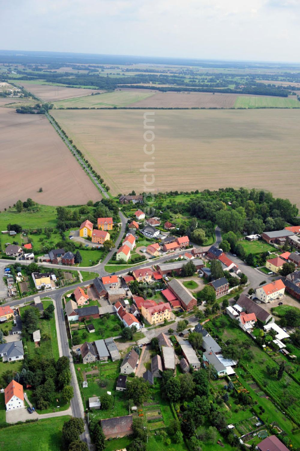 Aerial photograph 17.08.2011 - Stadtansicht von Rödgen in Sachsen. Rödgen gehört zur Gemeinde Zschleppin. Zu sehen ist unter an derem die barocke Kirche. Townscape of Roedgen. It is a district of Zschleppin. You can see the baroque church among other things.