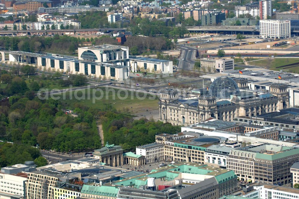 Berlin from the bird's eye view: Stadtansicht vom Areal am Brandenburger Tor , Reichstag und Bundeskanzleramt im Regierungsviertel auf dem Spreebogen in Mitte - Tiergarten in Berlin. City View from the area at the Brandenburg Gate, Reichstag and the Chancellery in the government district on the Spreebogen in Mitte - Tiergarten in Berlin.